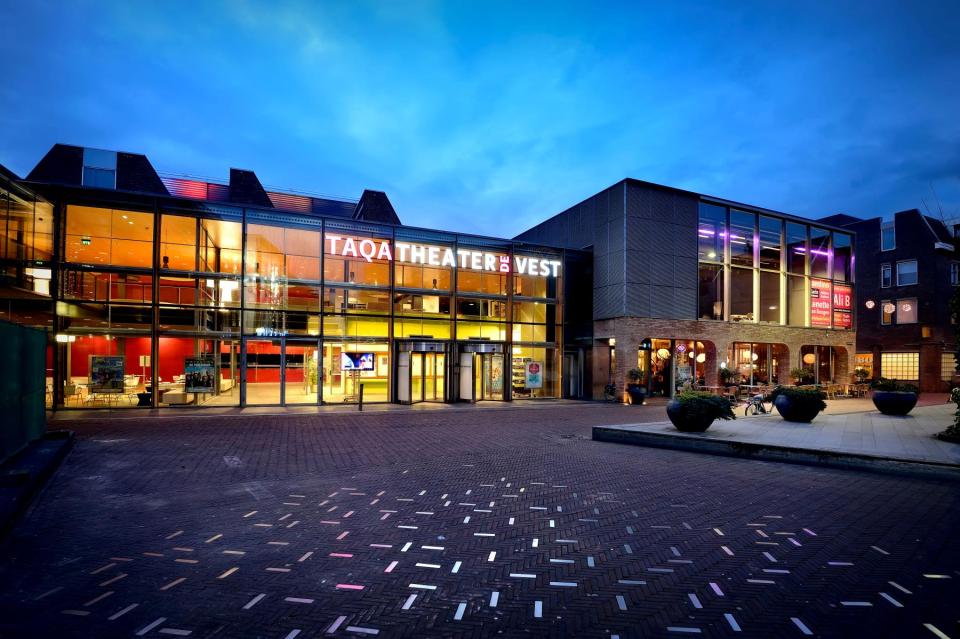 buitenkant van theater de vest in nacht